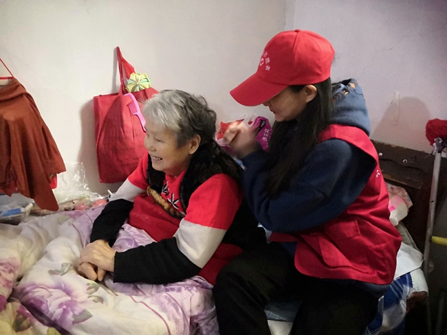 敬老爱老我当先我院青年志愿者学生到敬老院献爱心