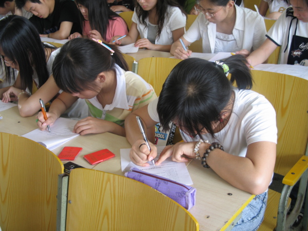 评估专家组入校开展师生问卷调查