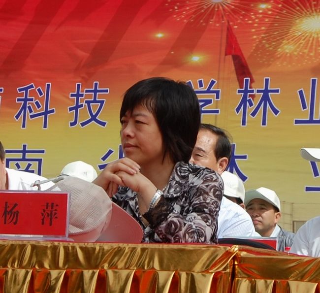 洛阳市副市长杨萍出席大会校长吴国新讲话教师代表段守顺发言学生代表