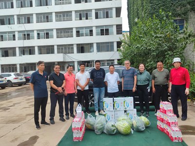 学校领导走访慰问暑期工作人员和施工人员