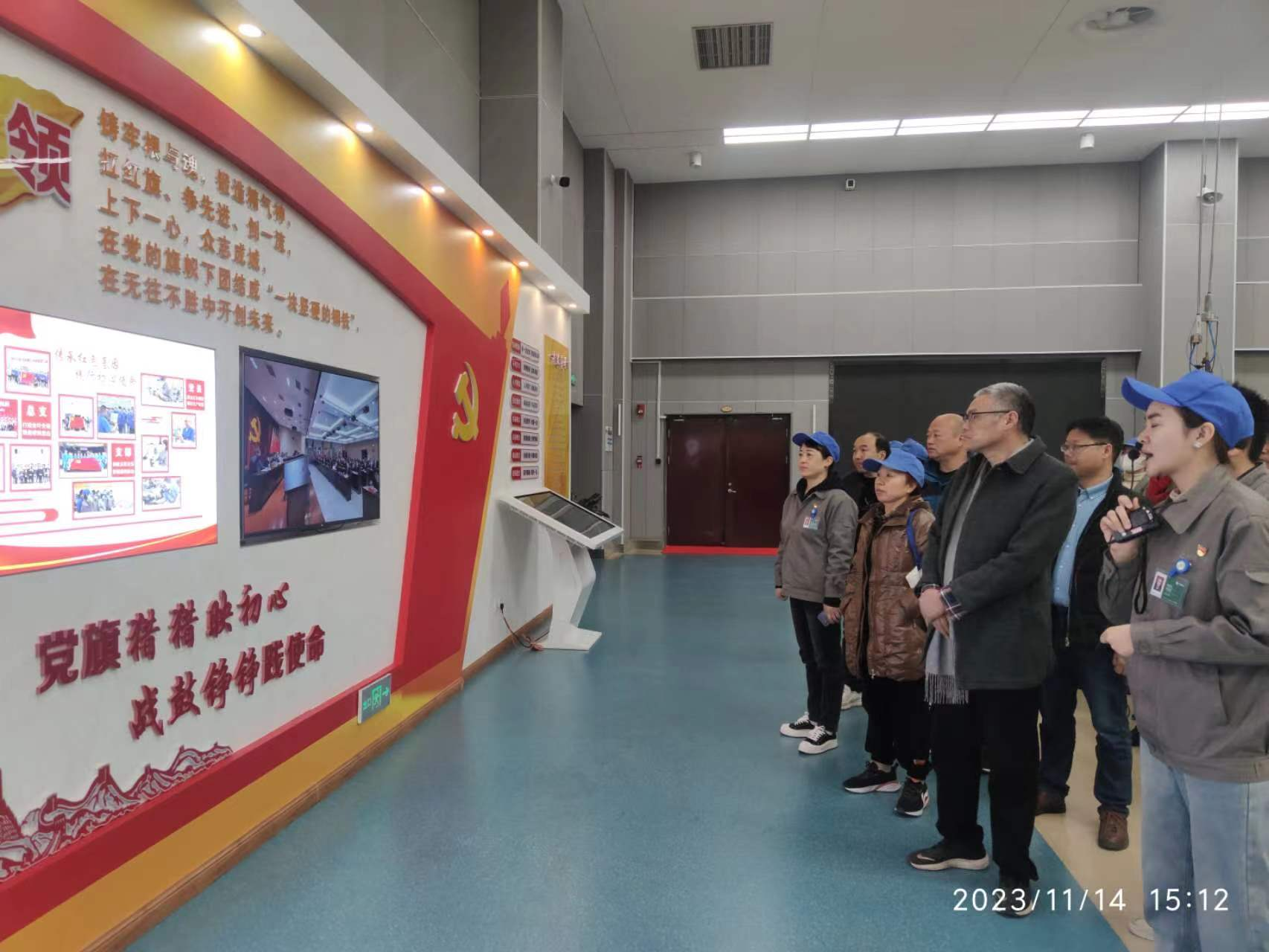我院组织教职工代表赴洛阳卷烟厂劳模创新工作室参观学习