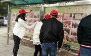 生态工程与旅游系组织志愿者在校园内清理小广告
