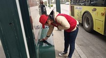 生态工程与旅游系团总支开展志愿者服务活动——清洁公交站牌