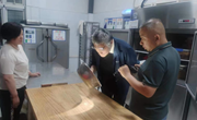 工会主席周书清带队夜查食堂后厨