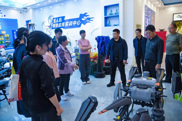 统战赋能、产教融合——瀍河区委统战部走进河南林业职业学院航空工程学院开展“航空航天馆主题”党日活动