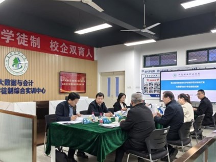 省教育厅专家组莅临我校实地验收河南省现代学徒制示范点建设项目