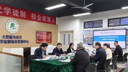 省教育厅专家组莅临我校实地验收河南省现代学徒制示范点建设项目