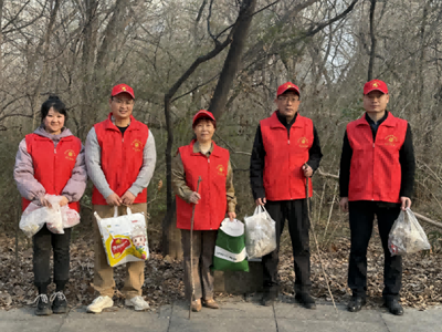 纪委办支部联合党委宣传部支部开展清洁校园志愿服务