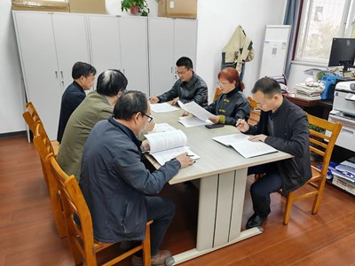 纪委办支部联合党委宣传部支部开展清洁校园志愿服务