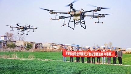 河南林业职业学院无人机专业师生助力春耕