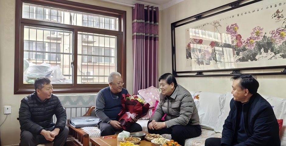 春节前夕，我校开展走访慰问老党员、老干部活动