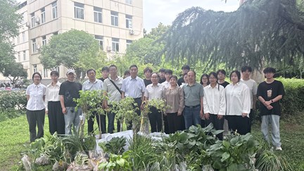 以匠心育新种 以初心报师恩——我校举行优秀毕业生薛景团队培育林木新品种捐赠仪式