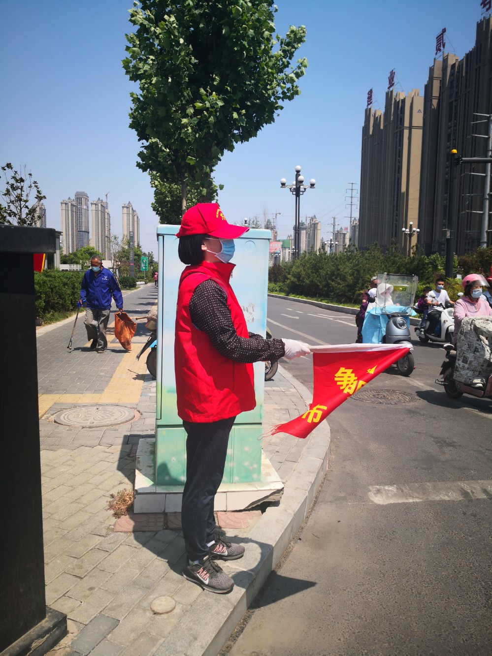 基础部党支部开展交通助岗活动