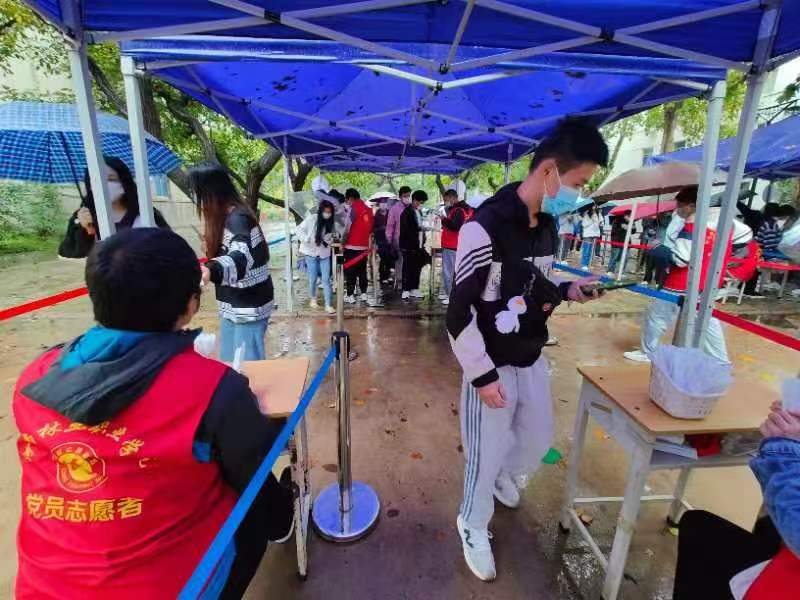 国庆期间核酸服务志愿者坚守岗位