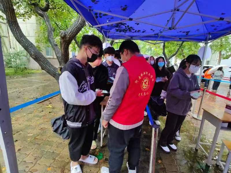 国庆期间核酸服务志愿者坚守岗位