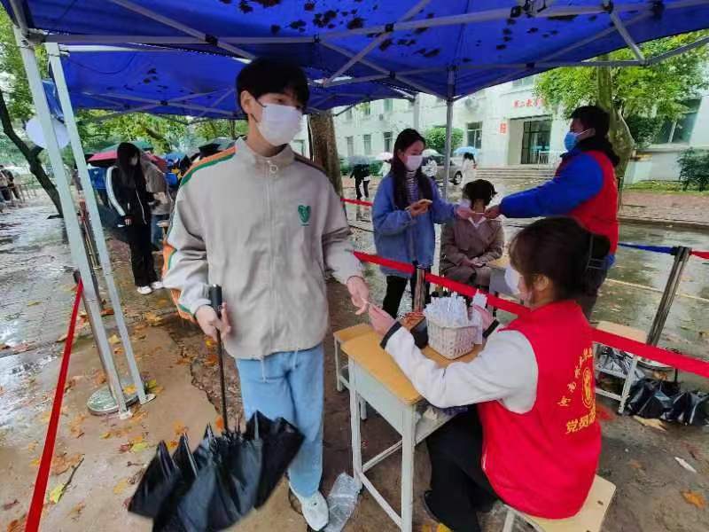 国庆期间核酸服务志愿者坚守岗位