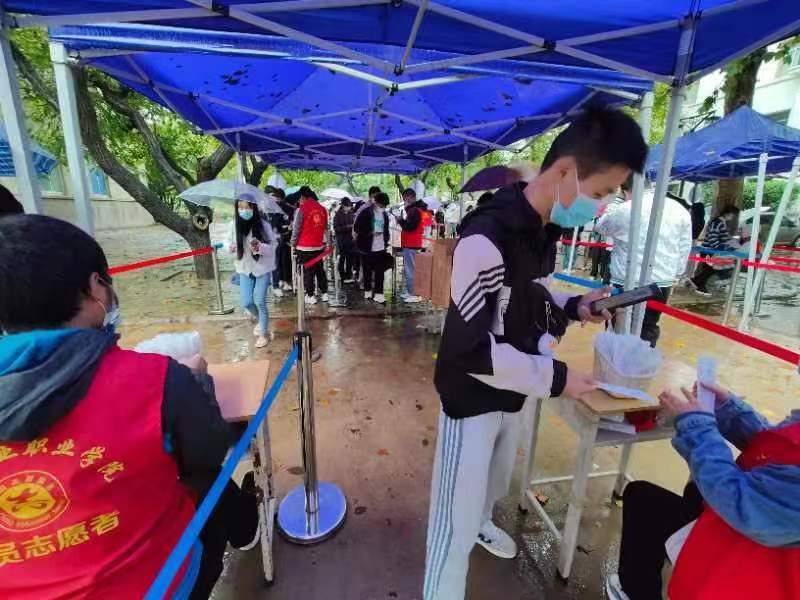国庆期间核酸服务志愿者坚守岗位