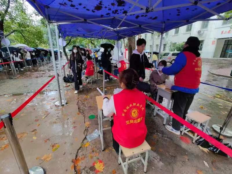 国庆期间核酸服务志愿者坚守岗位