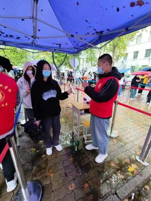 国庆期间核酸服务志愿者坚守岗位