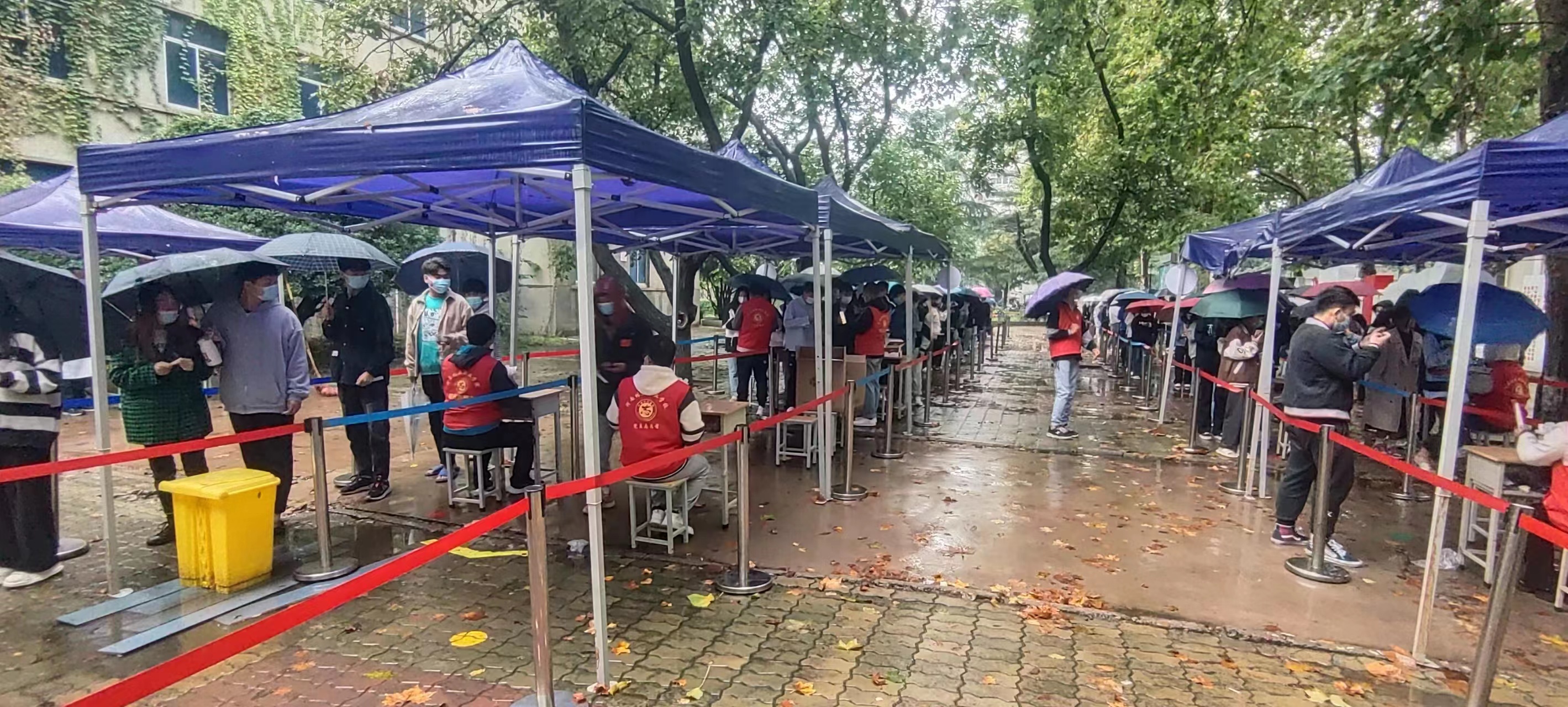 国庆期间核酸服务志愿者坚守岗位