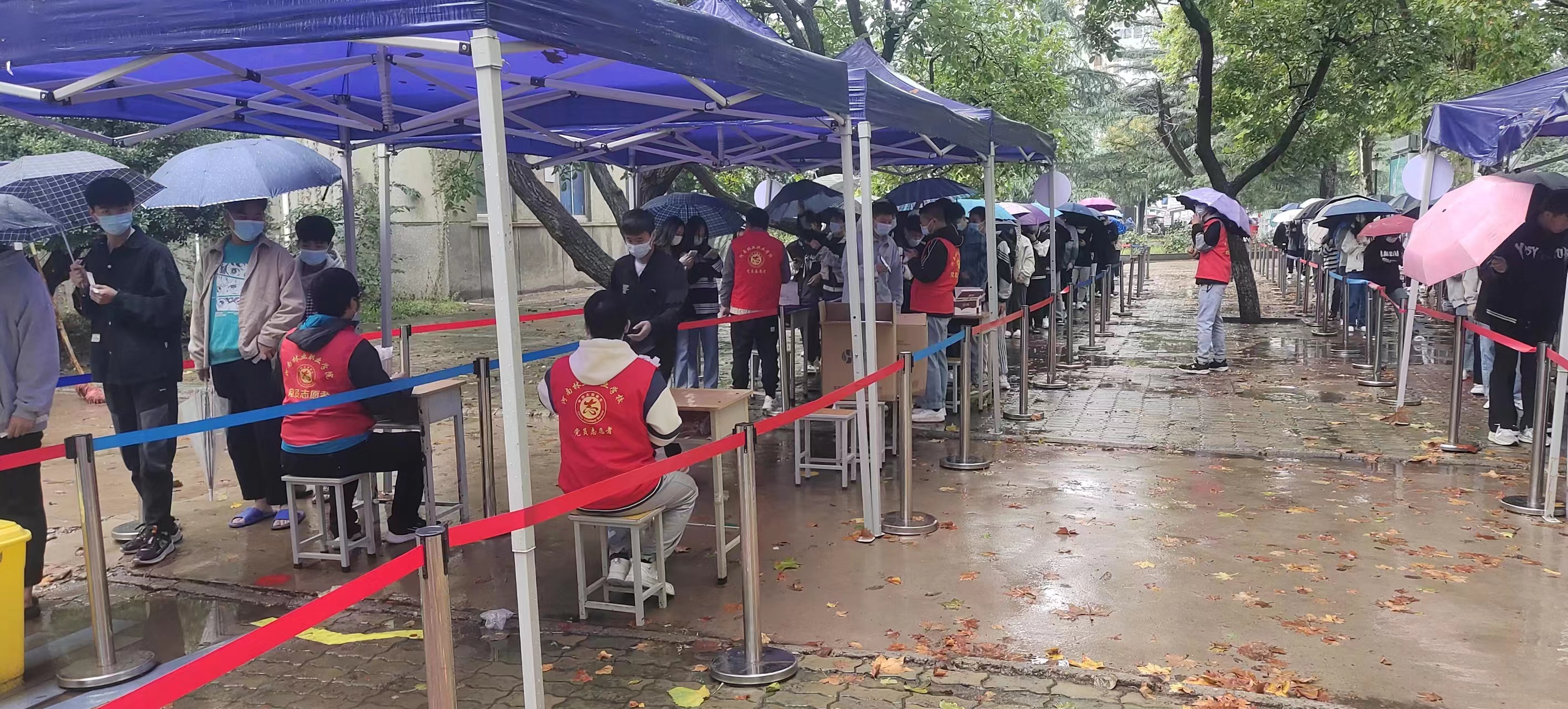 国庆期间核酸服务志愿者坚守岗位