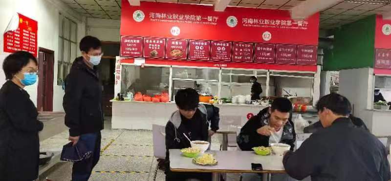 国庆期间核酸服务志愿者坚守岗位