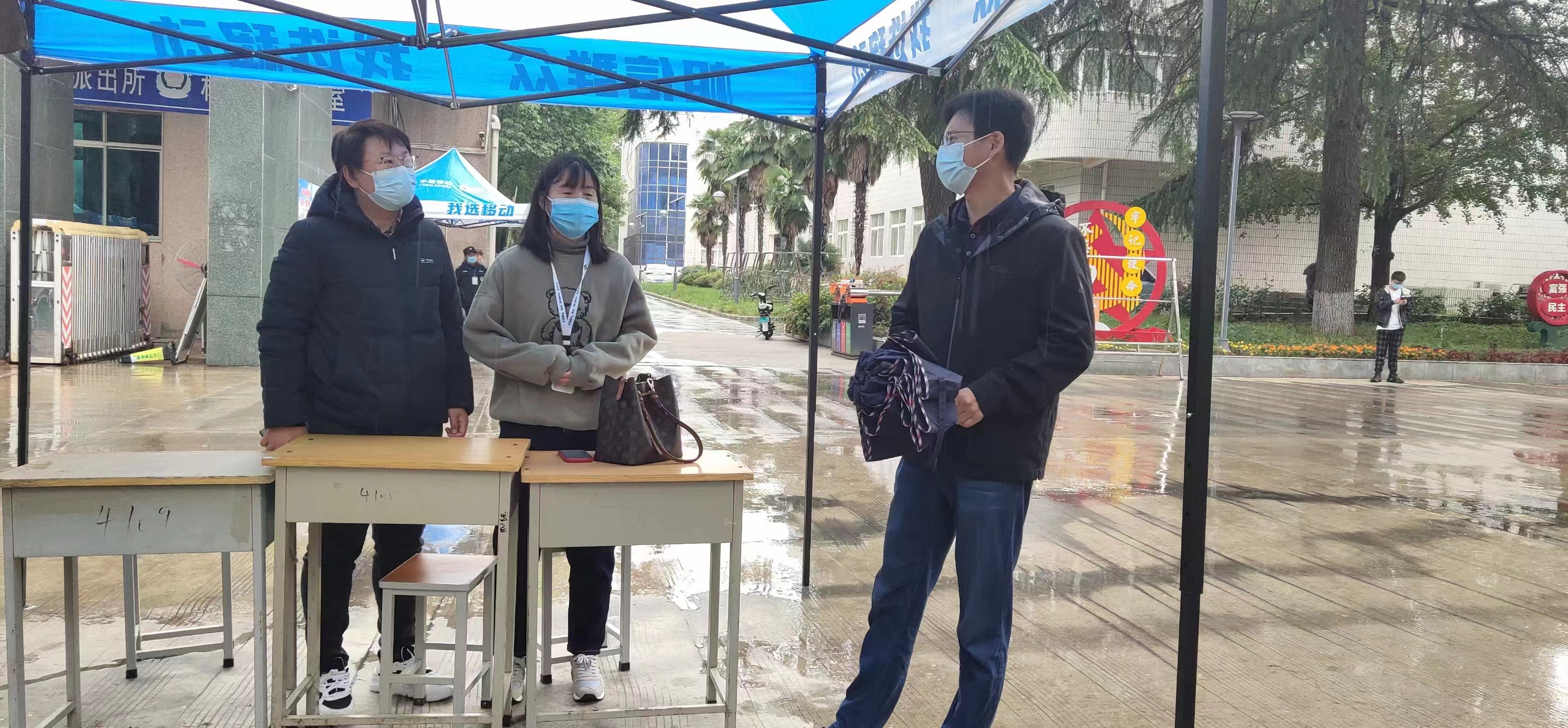 国庆期间核酸服务志愿者坚守岗位