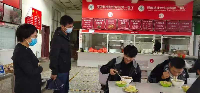 国庆期间核酸服务志愿者坚守岗位