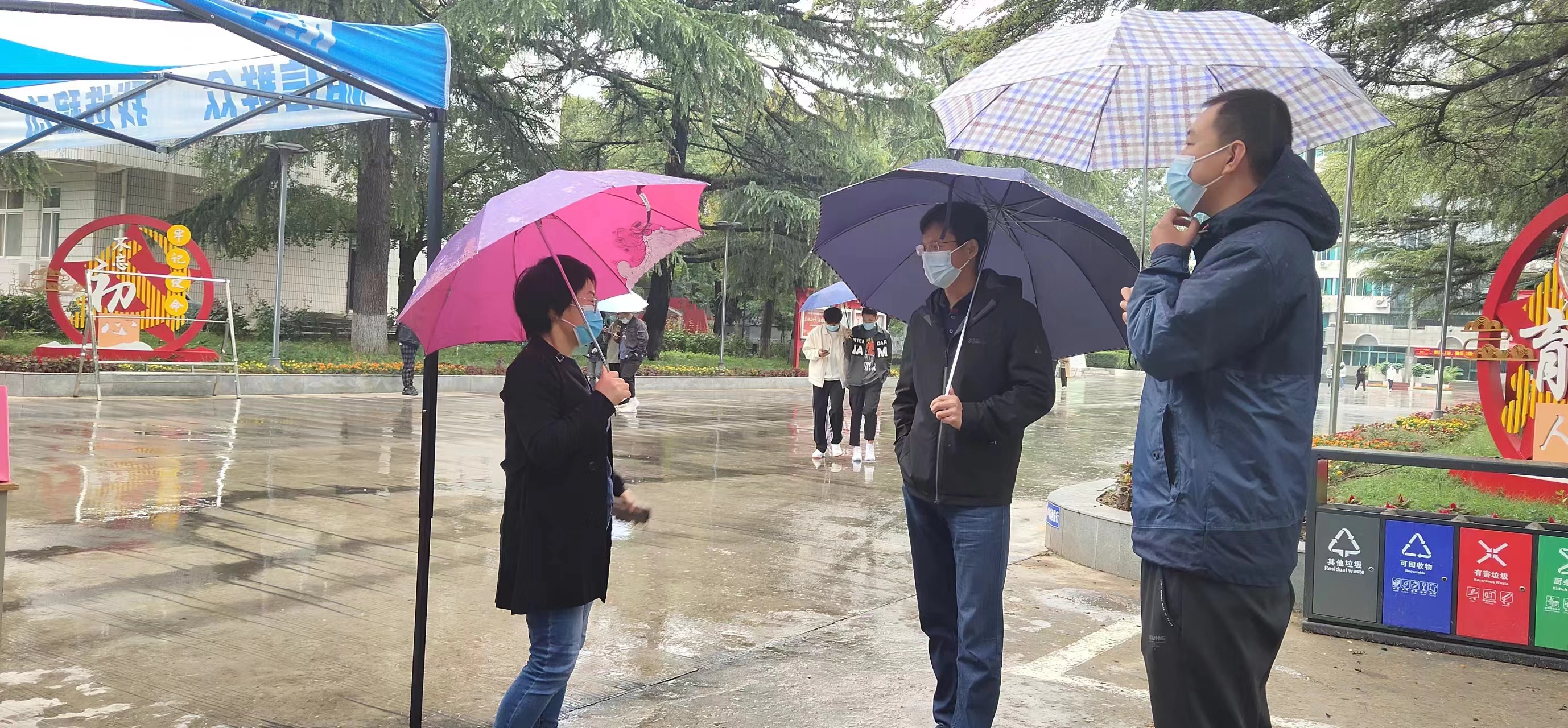 国庆期间核酸服务志愿者坚守岗位