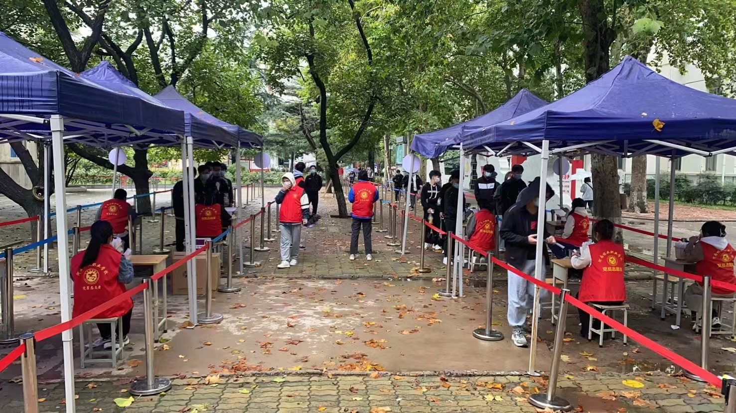 国庆期间核酸服务志愿者坚守岗位