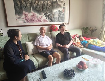 我校开展“七一”走访慰问老党员活动