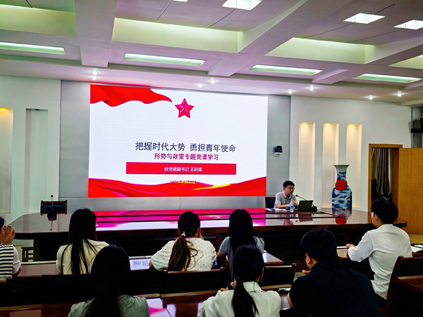 校党委副书记王新建为师生讲授专题党课
