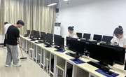 劳动促成长 机房焕新颜——信息工程学院学生积极参与机房清扫公益劳动