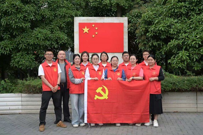 “绿技助民·匠心修剪”——园林园艺学院教师第二党支部开展“我为群众办实事”活动